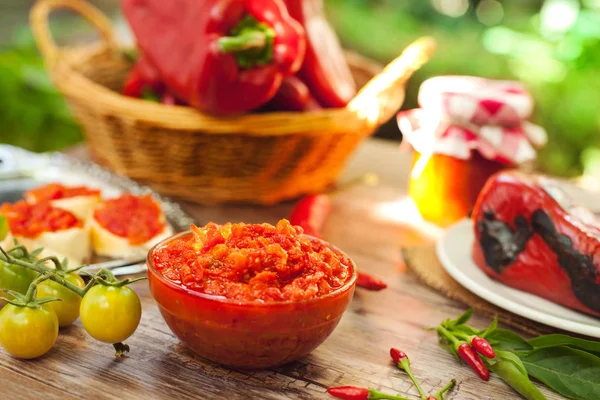 Köstliche Hausgemachte Ajvar Glasschüssel Auf Dem Tisch — Stockfoto