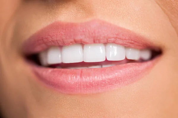 Sorrindo boca feminina com dentes brancos — Fotografia de Stock