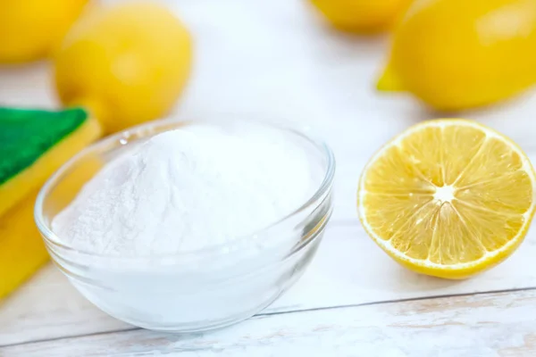 Органічні прибиральники, харчова сода та лимон — стокове фото