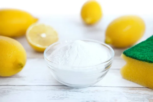 Naturliga rengöringsmedel, citron och bakpulver — Stockfoto