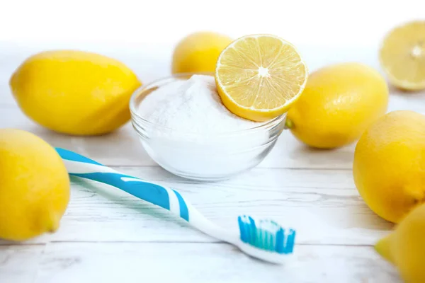 Natuurlijke reinigingsmiddelen baking soda en citroen — Stockfoto