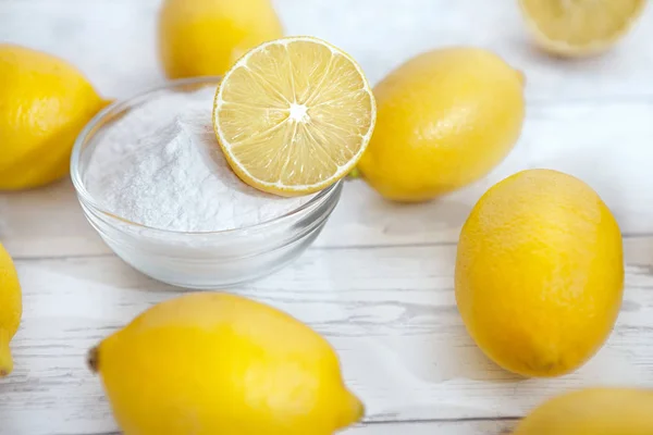 Натуральні очищувачі лимонів та харчової соди — стокове фото