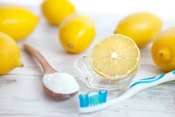 Органічні чистячі засоби, харчова сода, лимон, зубна щітка — стокове фото