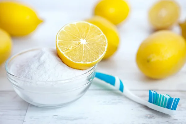 Лимон на випічці содової в мисці — стокове фото