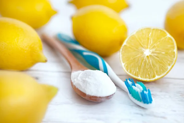 Cuchara con bicarbonato de sodio y limón — Foto de Stock