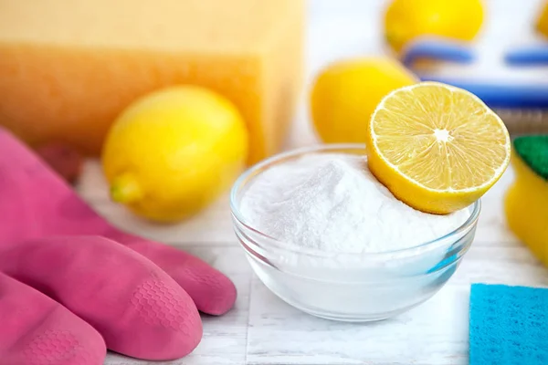 Temizleme aksesuarları pişirme soda ve limon ile — Stok fotoğraf