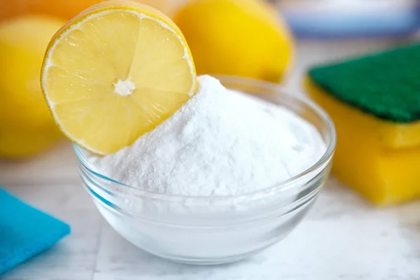 Organische reinigingsmiddelen, citroen en baking soda — Stockfoto