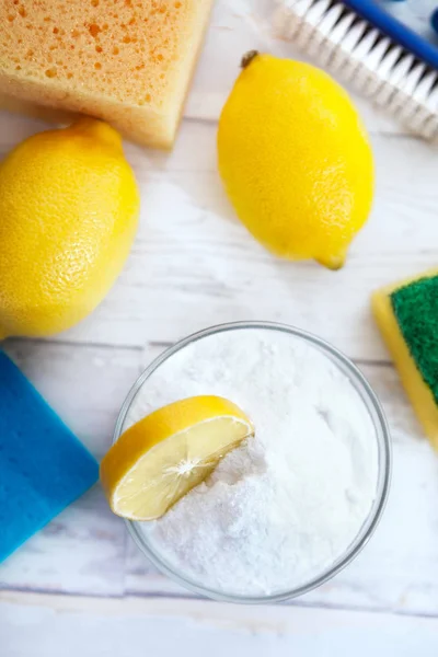 Natuurlijke reinigingsmiddelen, citroen en baking soda"op oude houten pagina — Stockfoto