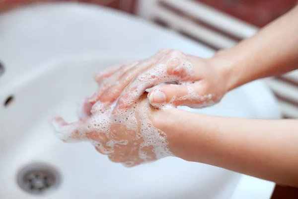Lavarse las manos con jabón en el baño — Foto de Stock