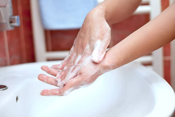 Мыльные руки. Ручная чистка с мылом . — стоковое фото