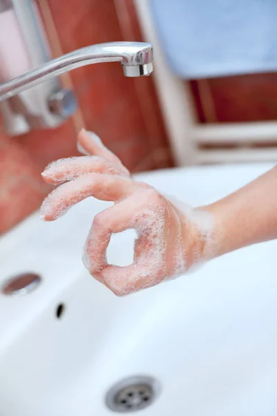 Mýdlovou ruku smyčkou s prsty — Stock fotografie