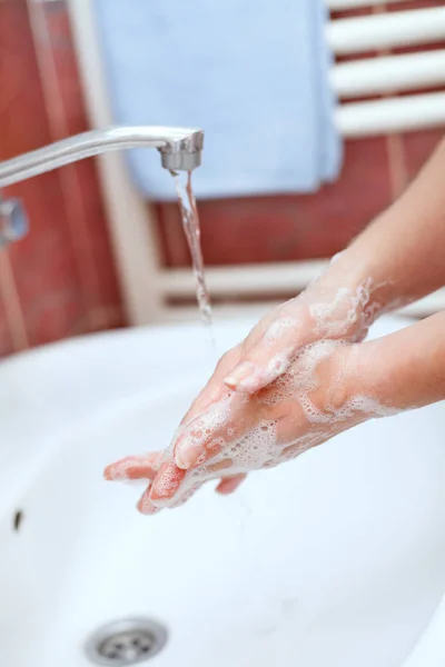 Мытье рук с мылом под водой — стоковое фото