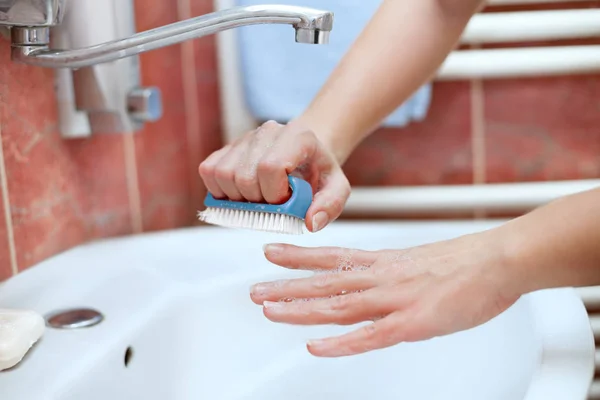 Мытье рук и чистка рук щеткой — стоковое фото