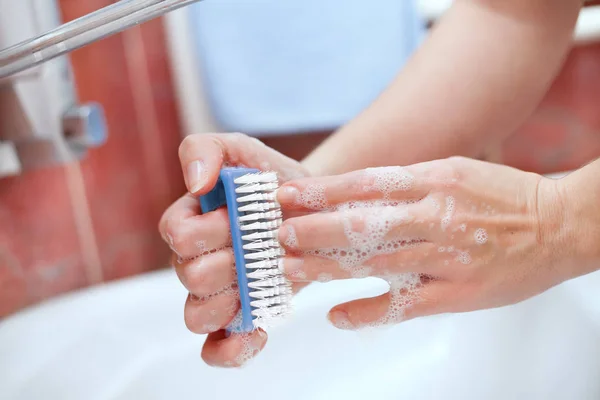 Washing hands and cleaning nails with brush — Stock Photo, Image