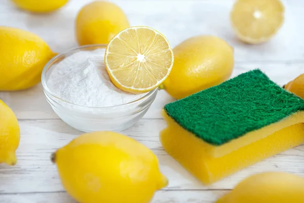 Екологічні чистячі засоби для випічки соди, лимонів і губки — стокове фото