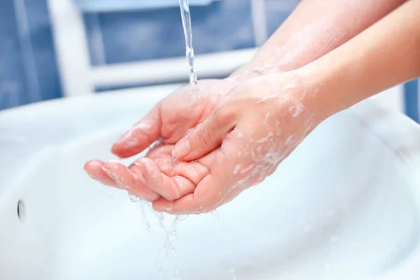 Ruční mytí pod tekoucí vodou — Stock fotografie