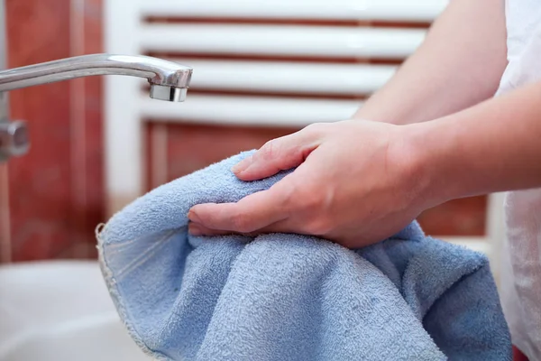Kvinna torkning händerna med ren handduk — Stockfoto
