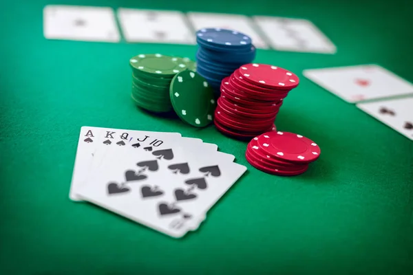 Royal Flash Chip Κάρτες Στο Τραπέζι Παιχνίδι Πόκερ Ποκερ Σετ — Φωτογραφία Αρχείου