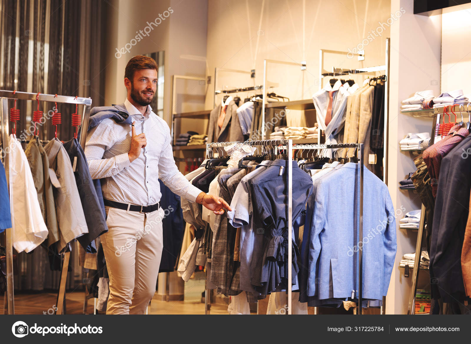 Souriant bel homme achetant des v tements image libre de droit par