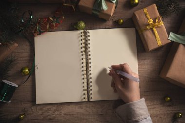 Noel ve yeni yıl konsepti için istek listesi yazılıyor