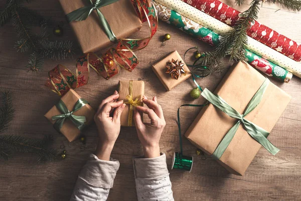 Příprava vánoční dárek — Stock fotografie