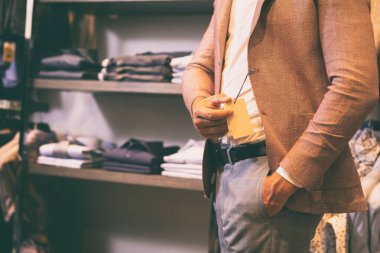 Modern takım elbiseli adam bir etiketi boş tutuyor..