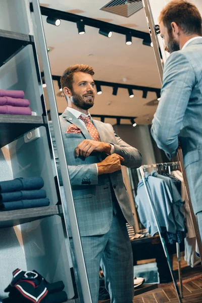 Хорошо одетый бизнесмен регулирует запонки — стоковое фото