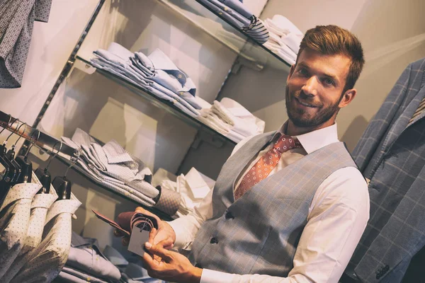 Мужчина нашел галстук со скидкой в бутике — стоковое фото