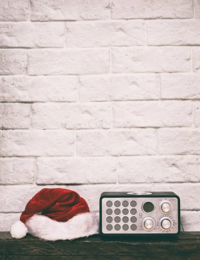 Noel Baba şapkalı radyo alıcısı. Tatillerde kitleleri tebrik ederim.