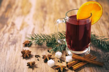 Noel sıcak, baharatlı kırmızı şarap.