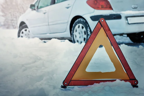 Rozbicie samochodu w sezonie zimowym — Zdjęcie stockowe