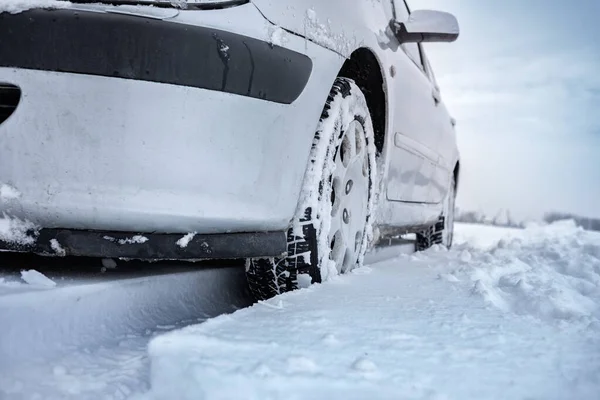 Primo piano degli pneumatici per auto in inverno — Foto Stock