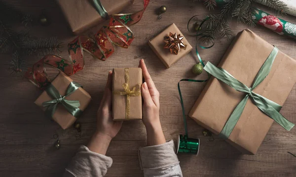 Balení moderní vánoční dárkové krabice — Stock fotografie