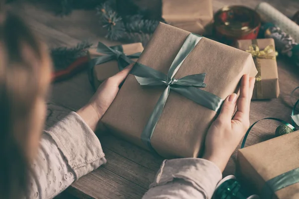 Noel tatili için hediye paketleme ve dekorasyon — Stok fotoğraf