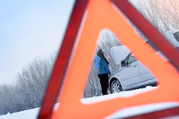 Condução de inverno - avaria do carro — Fotografia de Stock