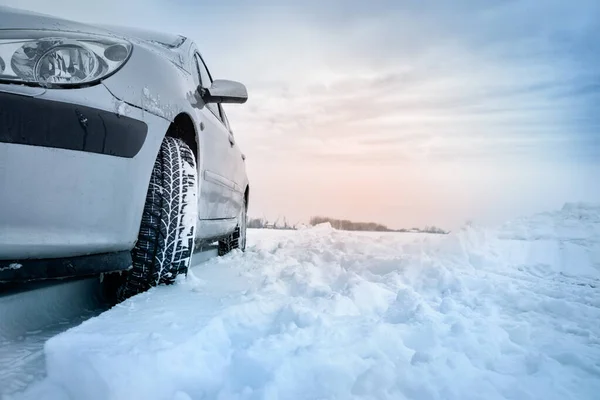 Pneus de inverno na neve, conceito de segurança do carro — Fotografia de Stock