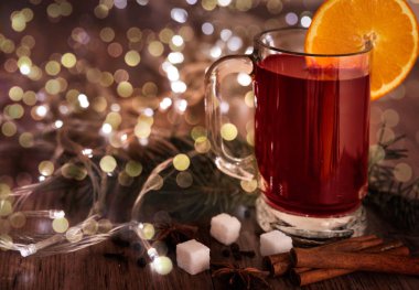 Sıcak Noel baharatlı kırmızı şarap - tarçın, karanfil ve