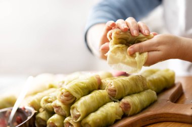 Kıyma ve pirinçle doldurulmuş lahana ruloları.