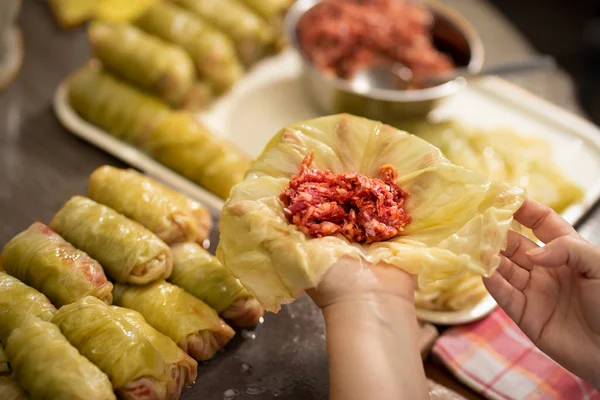 Mujer preparando rollos de col rellenos — Foto de Stock