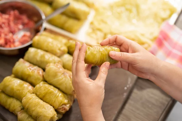 Woman hands preparing delicious comfort food — Stock Photo, Image