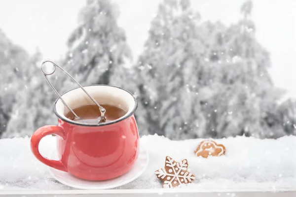 Tasse à thé dans la neige — Photo