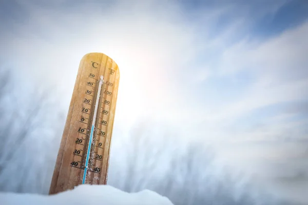 Termômetro na neve — Fotografia de Stock
