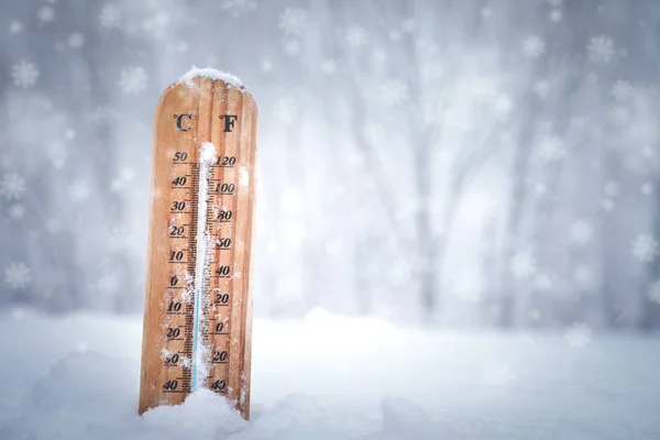 Termometr ze skalą Celsjusza umieszczony w świeżym śniegu — Zdjęcie stockowe