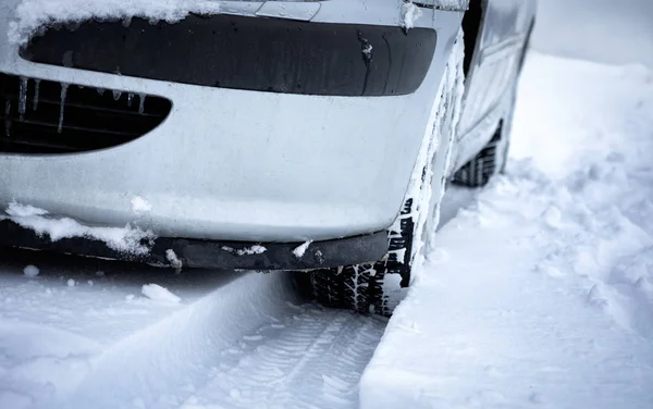 Close-up de rodas de carro pneus de borracha em neve profunda de inverno — Fotografia de Stock