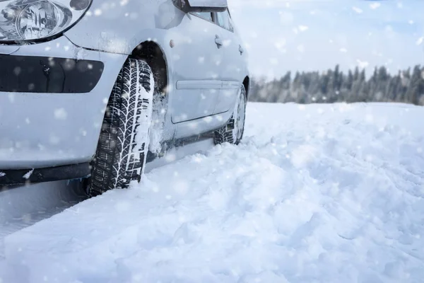 Pneus de carro na estrada de inverno — Fotografia de Stock