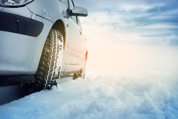 Carro de condução no inverno com muita neve — Fotografia de Stock