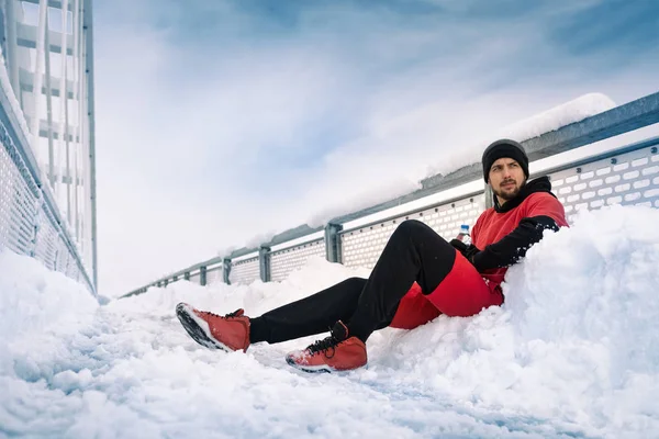 Sporty man relax in snow