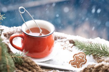 Sabah karlı çay fincanı kış havası ve Noel kurabiyeleri