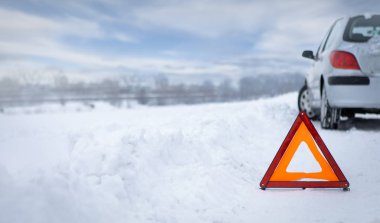 Yol kenarında arızalı bir araba.