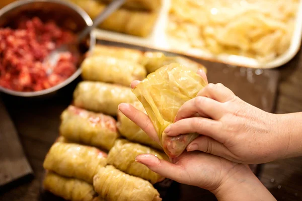 Manos femeninas preparadas sarma tradicional serbia — Foto de Stock